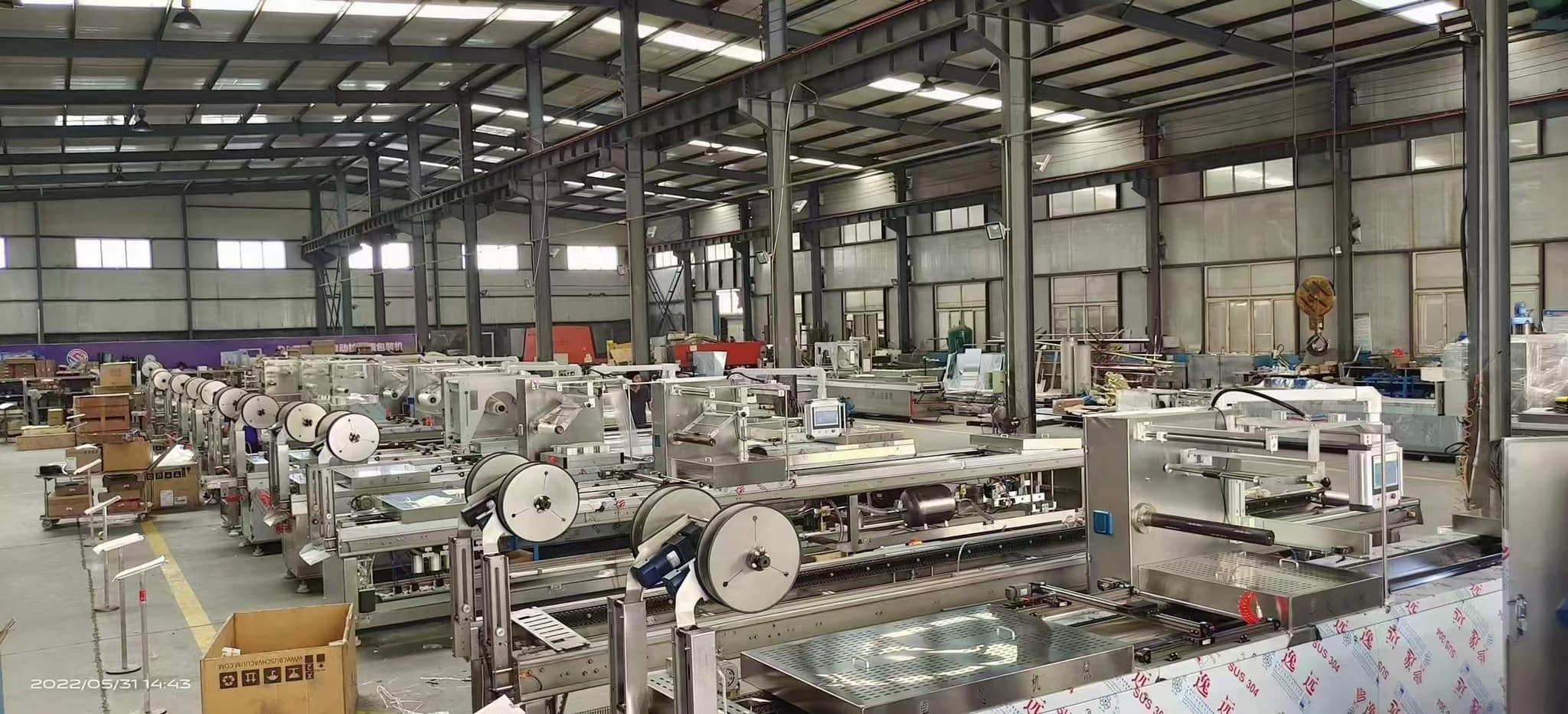 Factory with multiple packaging machines Factory with multiple packaging machines