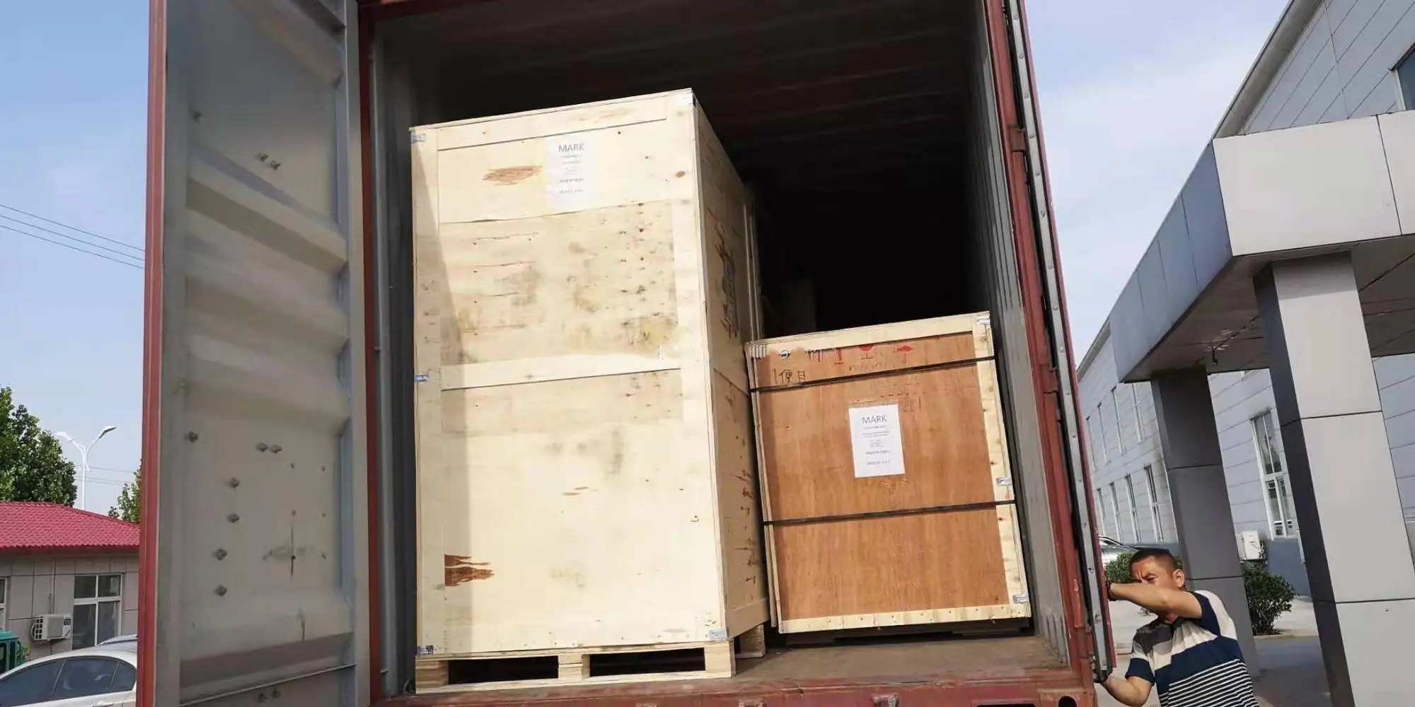 Погрузка деревянных ящиков в грузовик